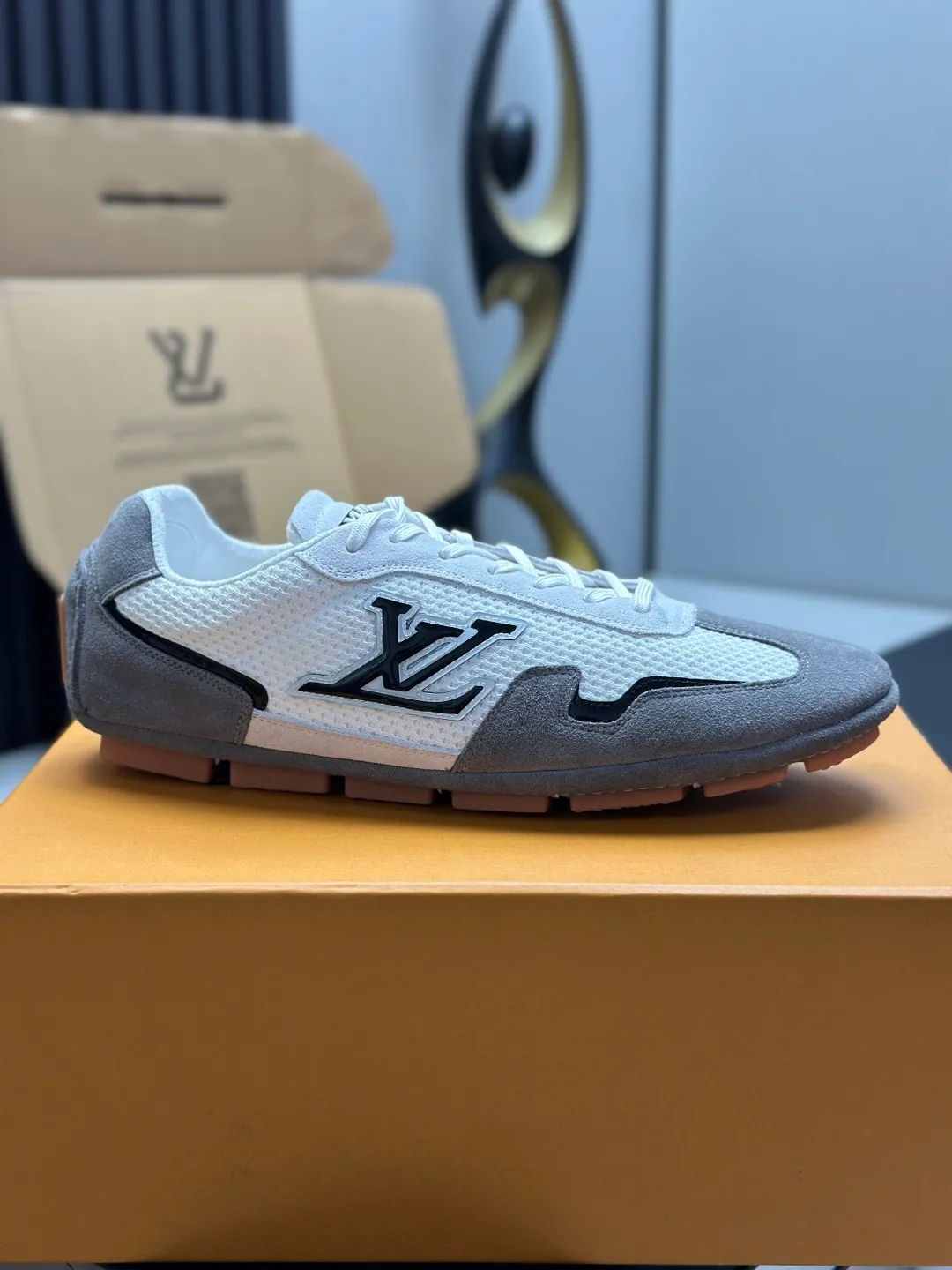 👟👟Ex-factory price 680👟👟 (Top version fully packaged) LV Louis Vuitton L Family Donkey Brand Latest Rally Series Mesh Casual Sports Shoes Doudou Shoes Original purchase, development and production This LV Rally sports shoe is made of suede cow leather and mesh fabric, and a rubber pad outsole is incorporated into the driving shoe configuration, making it a modern choice that is both comfortable and light. The LV letters on the side, the handwritten Louis Vuitton logo on the rear, and the Vuitton logo on the tongue and outsole jointly brand the brand mark. Exquisite packaging at the delivery counter🛍📦 ▪️Fabric: Original customized imported mesh + cowhide ▪️Inner lining: Original customized breathable mesh lining ▪️Outsole: Original molded anti-slip rubber material ▪️Sole thickness: 2CM ▪️Size: Men's 39-45